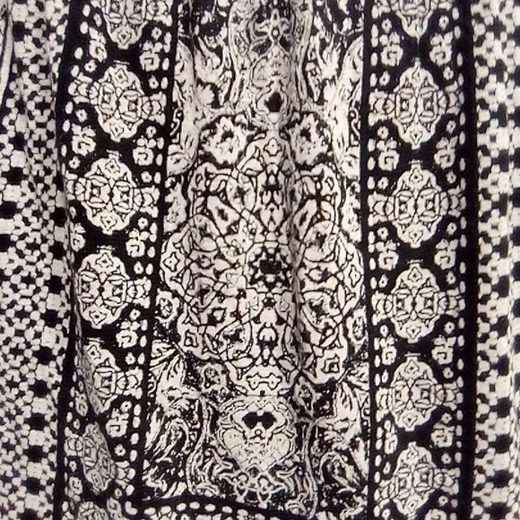 Lucky Brand Short Sleeve Top Split Cure Hem VNeck - Picture 5 of 13